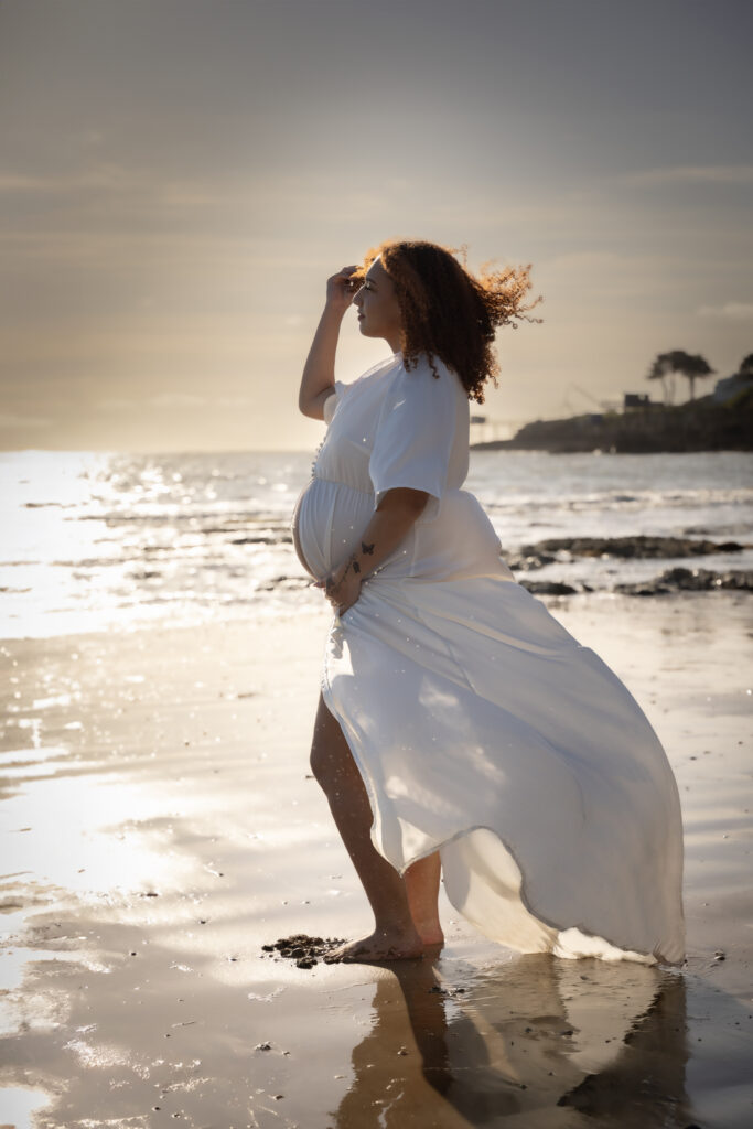 Photographe grossesse sur Nantes- Séance à la plage- robe de créateur