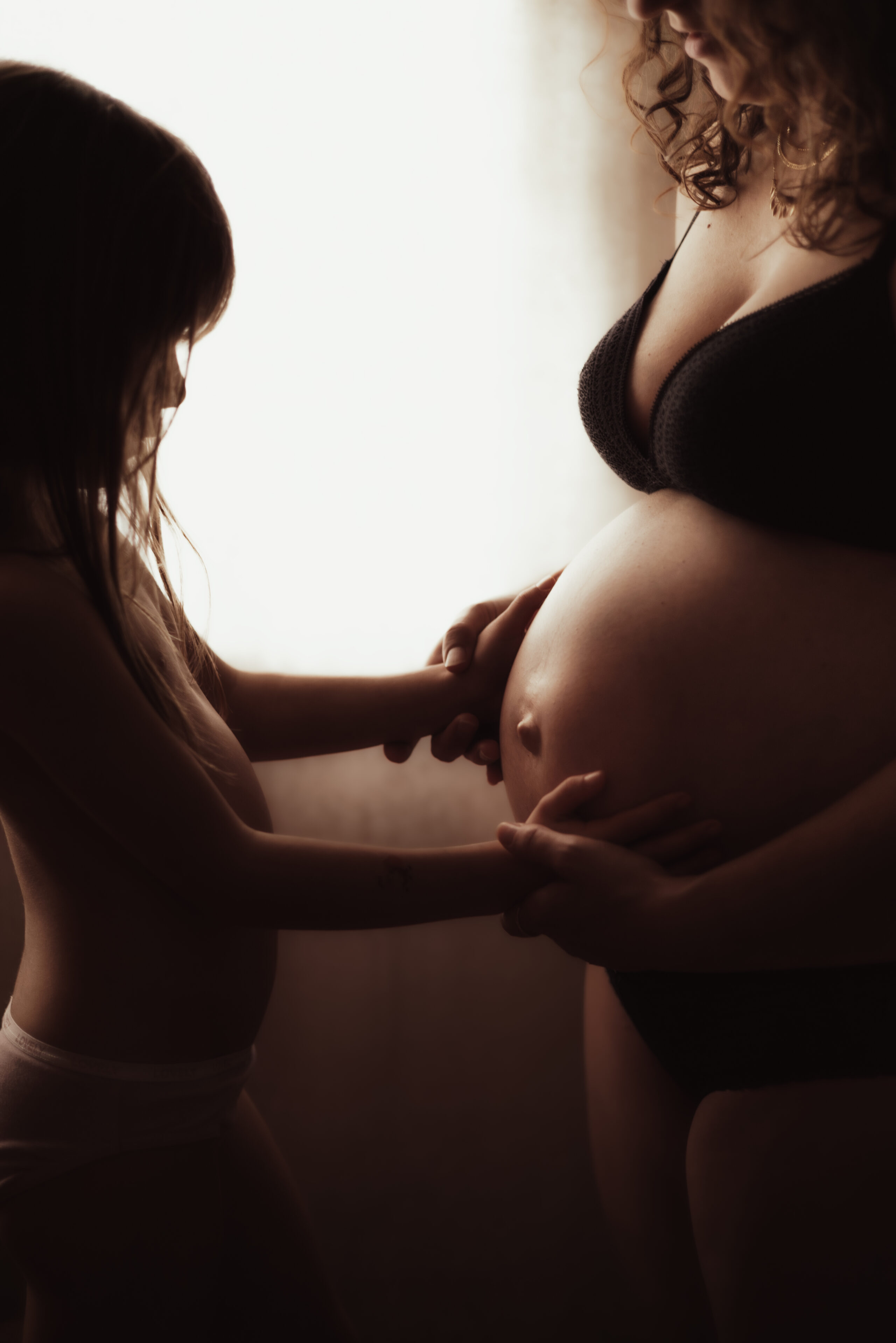 Photographe famille- séance grossesse à domicile- esprit charnel et lifestyle